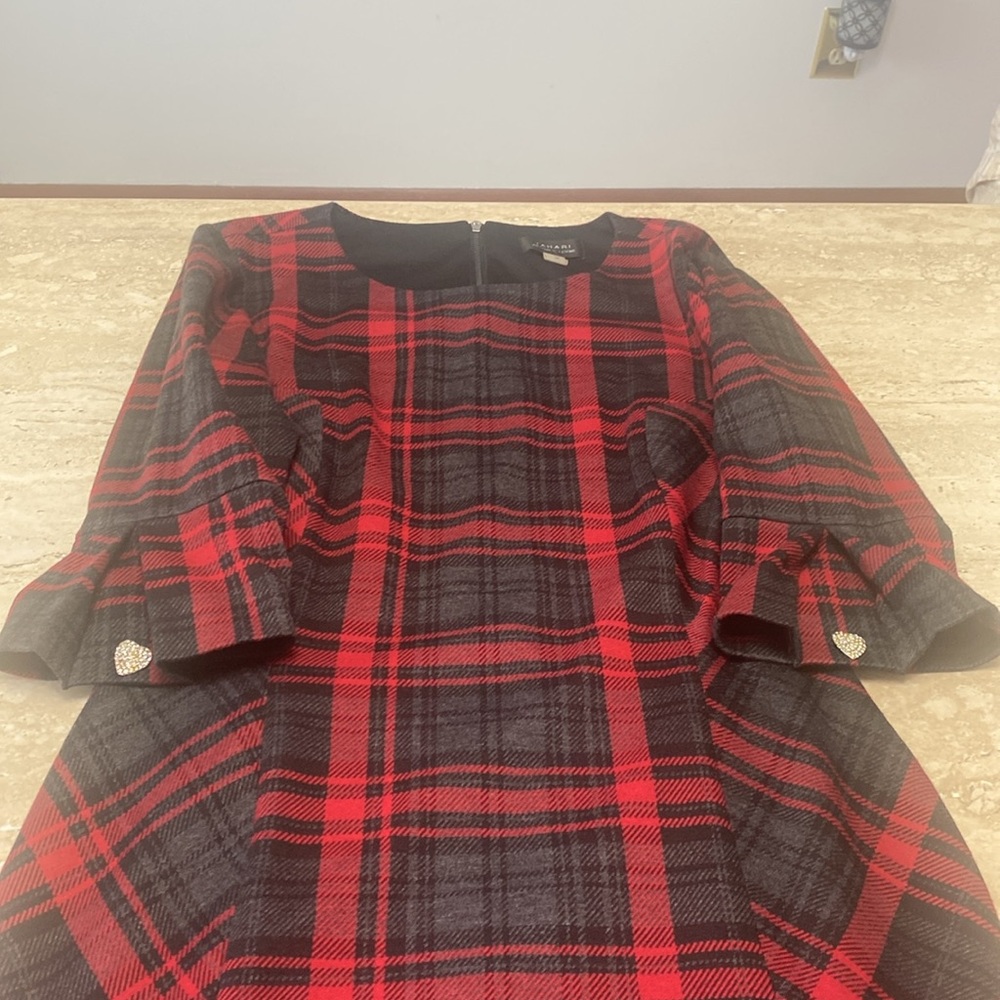 Tahari NWOT black,red heavier fabric inner liner.No flaws, measurements below. - Picture 15 of 16